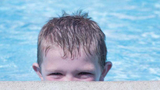 Niño en la piscina